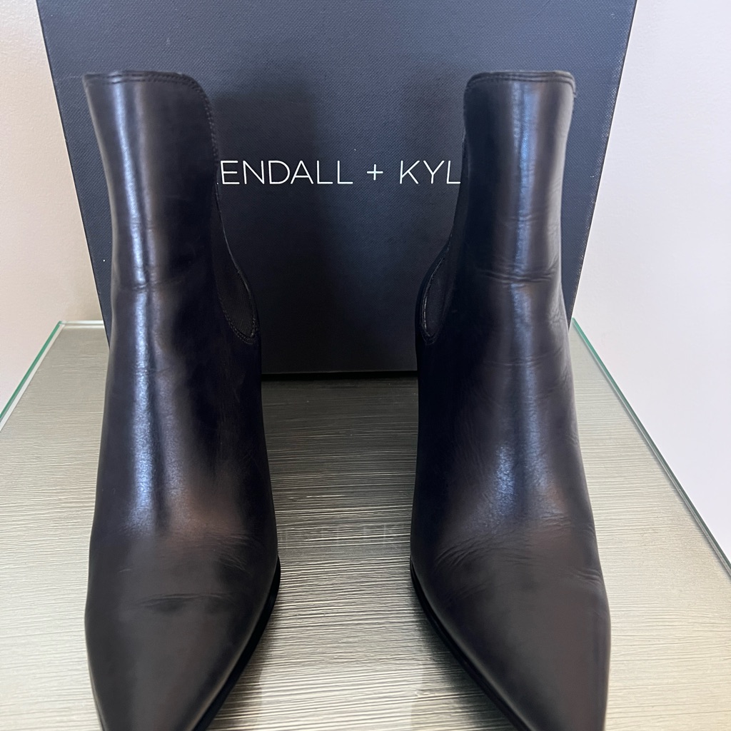 Kendall & Kylie Black Finley Pull On Pointy Toe Leather Ankle Bootie Size 8